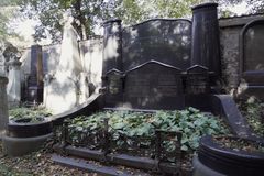 Zapomenuté a rozkradené. Jaký je příběh okázalých hrobů na Olšanech?