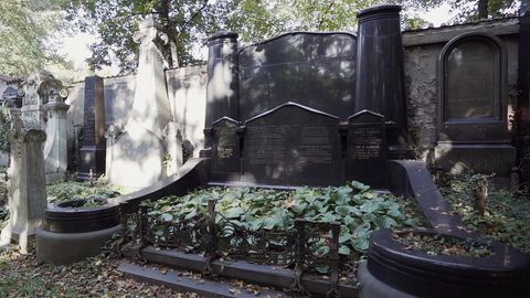 Zapomenuté a rozkradené. Jaký je příběh okázalých hrobů na Olšanech?