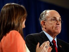 Rudy Giuliani právě před svými příznivci a s manželkou po boku přiznává porážku v republikánských primárkách na Floridě