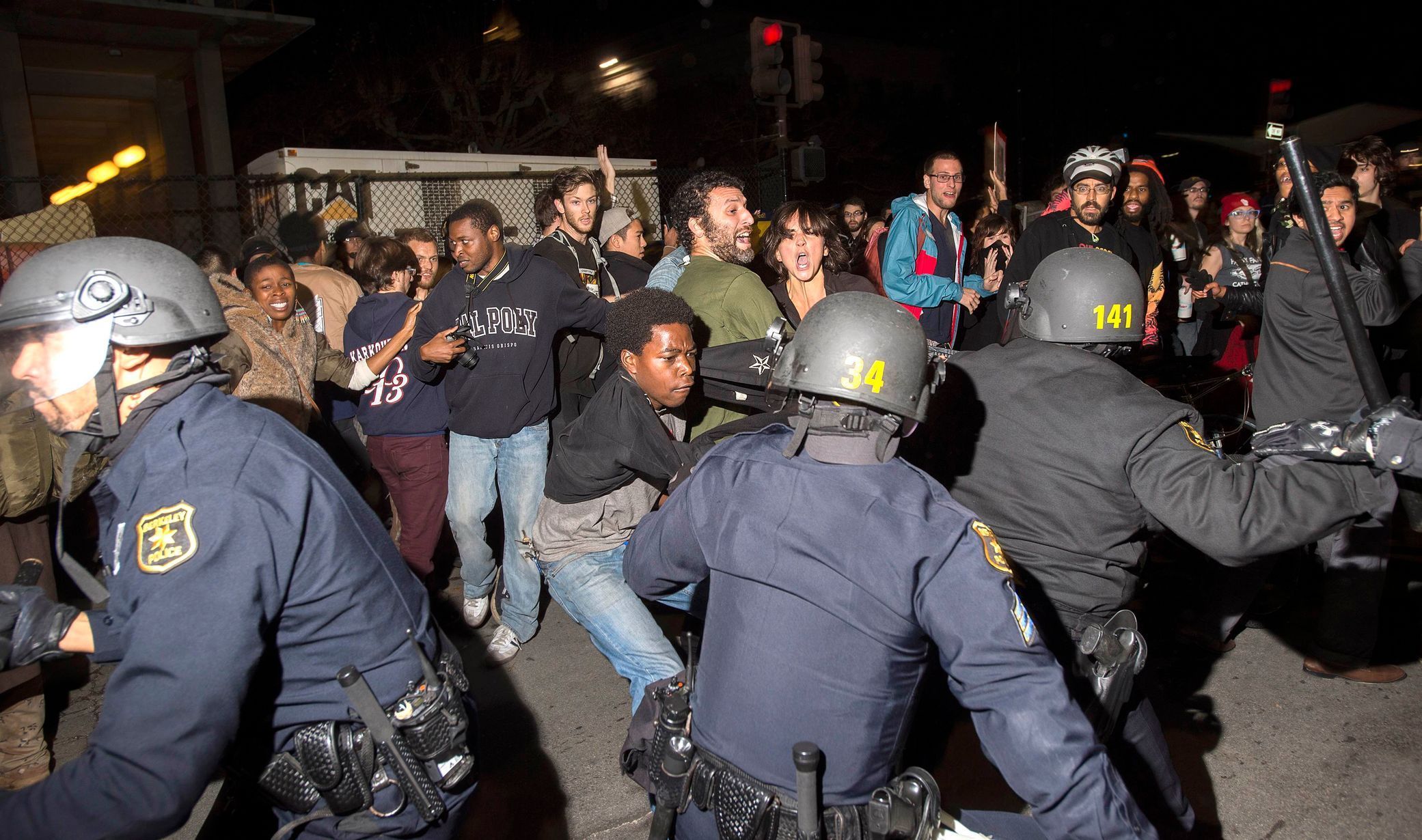 Protesty kvůli usmrcení neozbrojeného černocha policistou v Berkeley