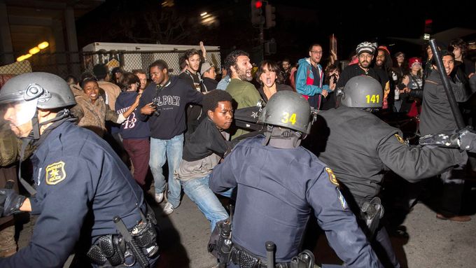 Noční protesty v kalifornském Berkeley.