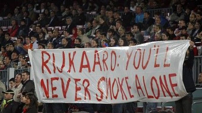 Fanoušci Barcelony se v předposledním kole rozloučili na domácím stadionu s koučem Rijkaardem.