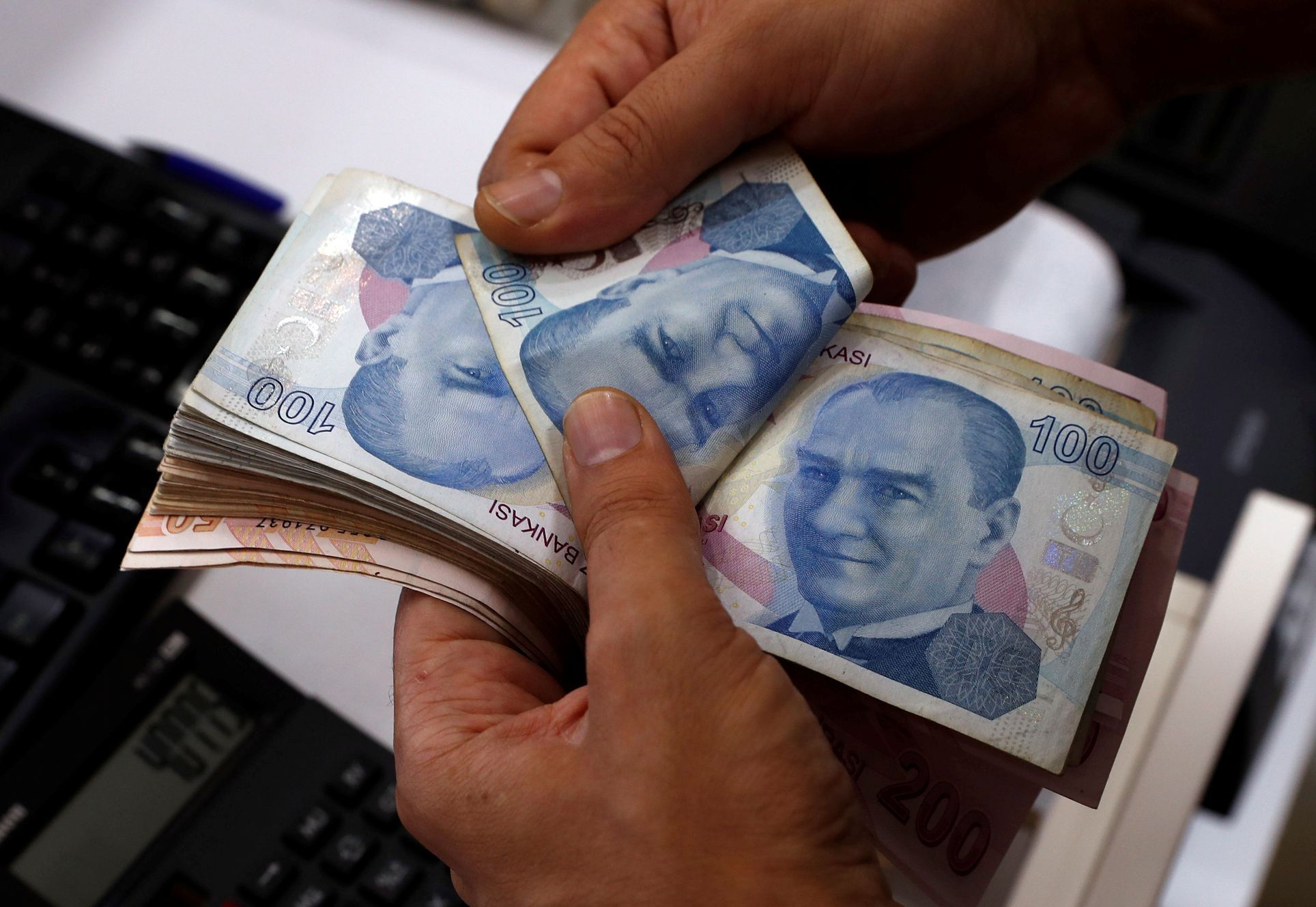Turecká lira oslabila od začátku roku vůči dolaru o čtyřicet procent.