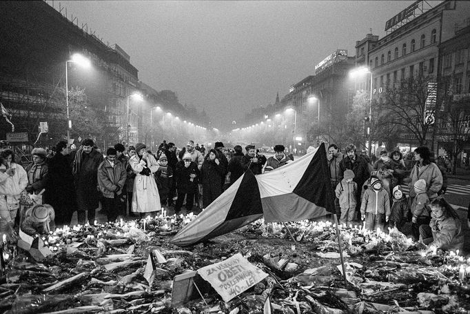 Ukázka z knihy "Přidušené město", která obsahuje unikátní snímky fotografů Karla Bucháčka a Miroslava Hlaváčka. Publikaci vydalo v roce 2023 nakladatelství PositiF