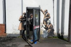 Banksyho trojici špiónů u telefonní budky zničila oprava fasády. Zeď měla cenu 30 milionů