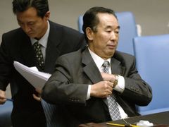 Severokorejský zmocněnec pro OSN Pak Džil Jon (vpravo) a jeho krajan, diplomat Ri Song-hjom, opouštění jednání Rady bezpečnosti.