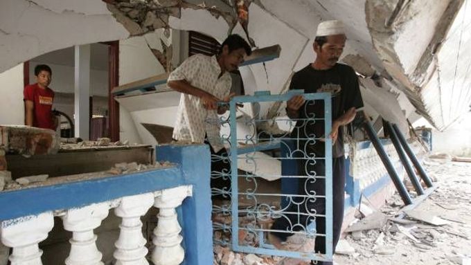 Následky ničivých otřesů půdy v Indonésii