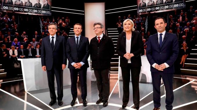 Francouzští prezidentští kandidáti na jedné z předvolebních debat.