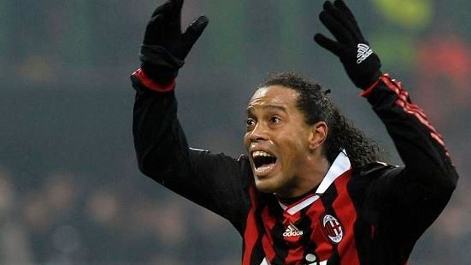 Ronaldinho se diví, že AC Milán nevyužil šance dostat se do čela tabulky