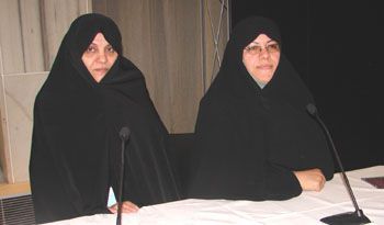 Fatemeh Ajorloo - íránská ministryně, vpravo
