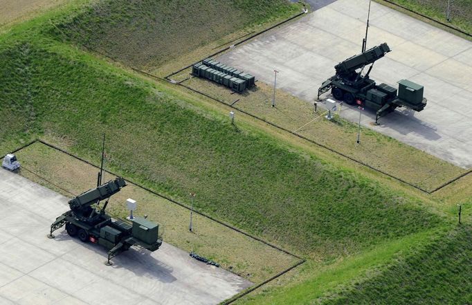 An aerial view shows units of Patriot Advanced Capability-3 (PAC-3) missiles at Japan Self-Defence Forces' Narashino exercise area in Funabashi, east of Tokyo, in this photo taken by Kyodo April 9, 2013. Japanese public broadcaster NHK showed aerial footage of what it said were ballistic missile interceptors being deployed near Tokyo in response to North Korea's threats and actions. Japan in the past has deployed ground-based PAC-3 interceptors, as well as Aegis radar-equipped destroyers carrying Standard Missile-3 (SM-3) interceptors in the run-up to North Korean missile launches. Mandatory Credit REUTERS/Kyodo (JAPAN - Tags: MILITARY POLITICS) ATTENTION EDITORS - FOR EDITORIAL USE ONLY. NOT FOR SALE FOR MARKETING OR ADVERTISING CAMPAIGNS. THIS IMAGE HAS BEEN SUPPLIED BY A THIRD PARTY. IT IS DISTRIBUTED, EXACTLY AS RECEIVED BY REUTERS, AS A SERVICE TO CLIENTS. MANDATORY CREDIT. JAPAN OUT. NO COMMERCIAL OR EDITORIAL SALES IN JAPAN. YES Published: Dub. 9, 2013, 3:37 dop.