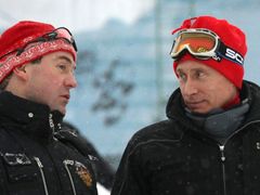 Ruský prezident Dmitrij Medveděv (vlevo) a premiér Vladimir Putin se - plynové krizi navdzory - vypravili o víkendu na lyžování do areálu Krásnaja Poljana u Soči.