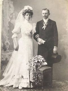 Hedwiga Müllerová, praprababička Veroniky Jonášové na své svatební fotografii.