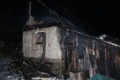 Muž topil svým deseti psům. Od komína mu chytil dům