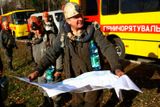 Ukrajinský záchranář se připravuje na pomoc zasypaným horníkům