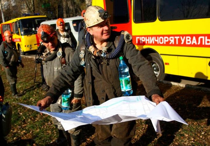 Ukrajinský záchranář se připravuje na pomoc zasypaným horníkům