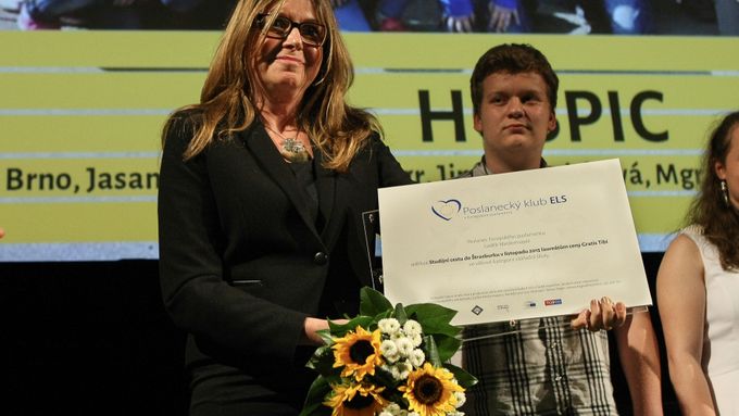 Učitelka Jindra Wojtková přebírá se svými žáky první cenu za projekt Hospic.