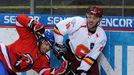 Sparťanský hokejista Ivan Rachůnek (vpravo) bojuje u mantinelu v přípravném utkání HC Sparta Praha - HC LEV Praha před sezónou 2012/13.