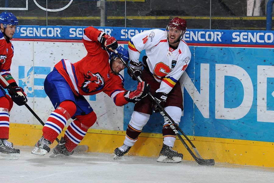 Sparťanský hokejista Ivan Rachůnek (vpravo) bojuje u mantinelu v přípravném utkání HC Sparta Praha - HC LEV Praha před sezónou 2012/13.