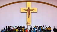 Brzké nedělní ráno přivítalo papeže zpět k hlavnímu oltáři, kde celebroval mši, dosud největší zkoušku svého dosavadního pontifikátu před více než milionem mladých.