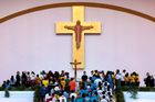 Brzké nedělní ráno přivítalo papeže zpět k hlavnímu oltáři, kde celebroval mši, dosud největší zkoušku svého dosavadního pontifikátu před více než milionem mladých.