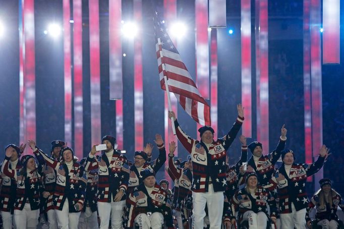 REFILE - CORRECTING TEAM U.S. Team flag-bearer Jon Lujan (C), leads his country's contingent during the opening ceremony of the 2014 Paralympic Winter Games in Sochi, Mar