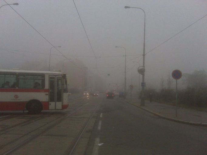 Tak to vypadalo v osm hodin ráno v Praze - Holešovicích u stanice metra Nádraží Holešovice.