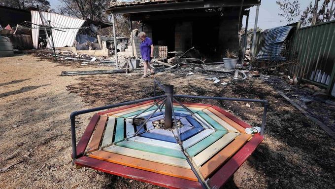 Oheň ničí oblast Modrých hor v Novém Jižním Walesu. Od minulého čtvrtka plameny pohltily přes 200 domovů.