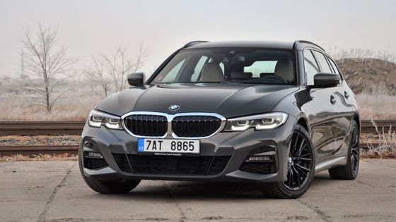 České auto roku v balení pro uspěchané tatínky. Test BMW 330d xDrive Touring