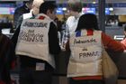 Pracovníci francouzské ambasády pomáhají svým občanům dostat se z Japonska. Francie japonskou vládu nařkla, že nezvládá situaci.