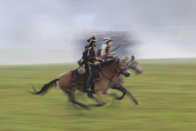 Participants in period costume re-enact the battle of Borodino during anniversary celebrations at the Borodino museum-reserve outside Moscow September 2, 2012. Russian President Vladimir Putin made a rousing call for unity among Russia's diverse ethnic and religious groups on Sunday as he led commemorations of a battle 200 years ago that led to the defeat of Napoleon Bonaparte. REUTERS/Sergei Karpukhin (RUSSIA - Tags: ANNIVERSARY POLITICS CONFLICT) Published: Zář. 2, 2012, 7:27 odp.