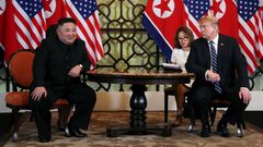 Trump a Kim na summitu v Hanoji