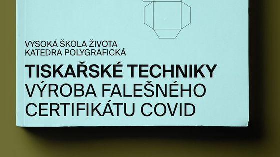 "Jak na falešný covidpas." Designér vydražil fiktivní skripta Vysoké školy života