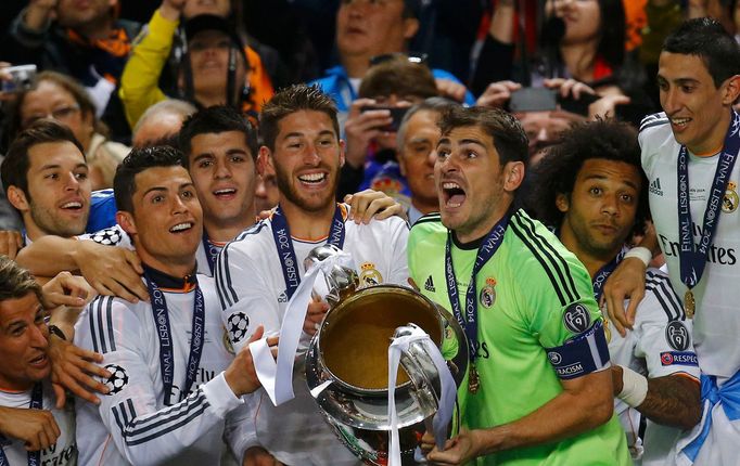 Real Madrid's captain Iker Casillas (3rd R) and team mates celebrate with the trophy after defeating Atletico Madrid in their Champions League final soccer match at the L