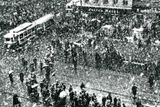 V devět ráno 15. března 1939 čekají Pražané v husté vánici na příchod okupačních jednotek.