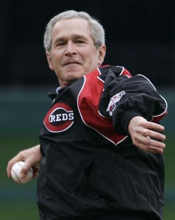 Bush zahajuje první utkání Cincinnati Reds
