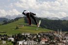 Slovinský skokan Robert Kranjec při letním závodě Ski Jumping Summer Grand Prix ve švýcarském Einsiedelnu.