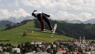 Slovinský skokan Robert Kranjec při letním závodě Ski Jumping Summer Grand Prix ve švýcarském Einsiedelnu.