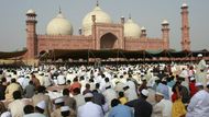 V Láhauru, centru pákistánského Pandžábu, se muslimové sešli před Bádšáhovou mešitou, která vznikla v 17. století za vlády Velkých Mogulů.