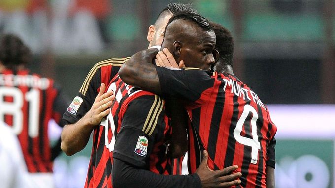 Mario Balotelli a AC Milán slaví gól