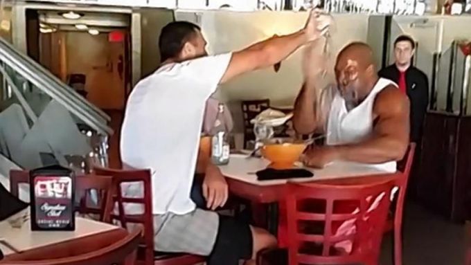 Podívejte se, jak Shannon Briggs napadl Vladimira Klička v restauraci na Floridě.