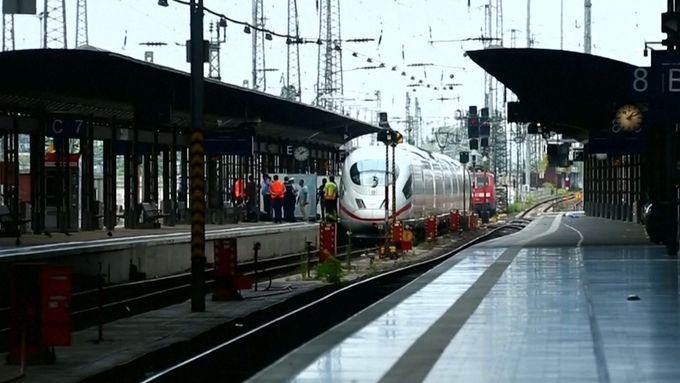 Osmiletý chlapec zemřel na hlavním nádraží ve Frankfurtu nad Mohanem. Podezřelý Eritrejec ho měl shodit pod vysokorychlostní vlak.