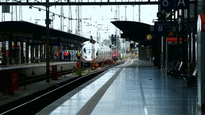 Místo činu. Muž shodil pod kola vysokorychlostního vlaku ICE ve Frankfurtu nad Mohanem osmiletého chlapce.