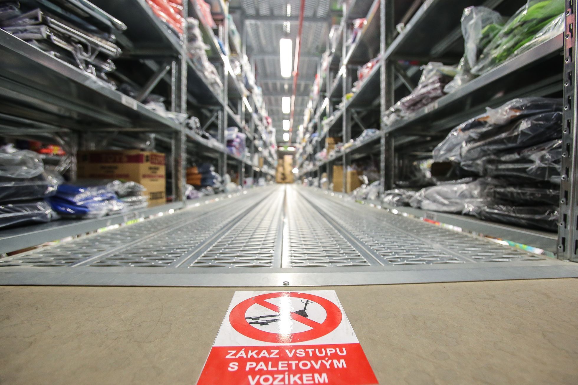 Centrální sklad Mall.cz; skladování, distribuce, eshopy, prodej, manuální práce, dělník, skladník, zaměstnanost, ještěrka