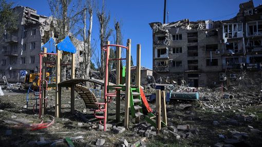 Rusko při útoku na ukrajinské město Pokrovsk zasáhlo obytné domy.
