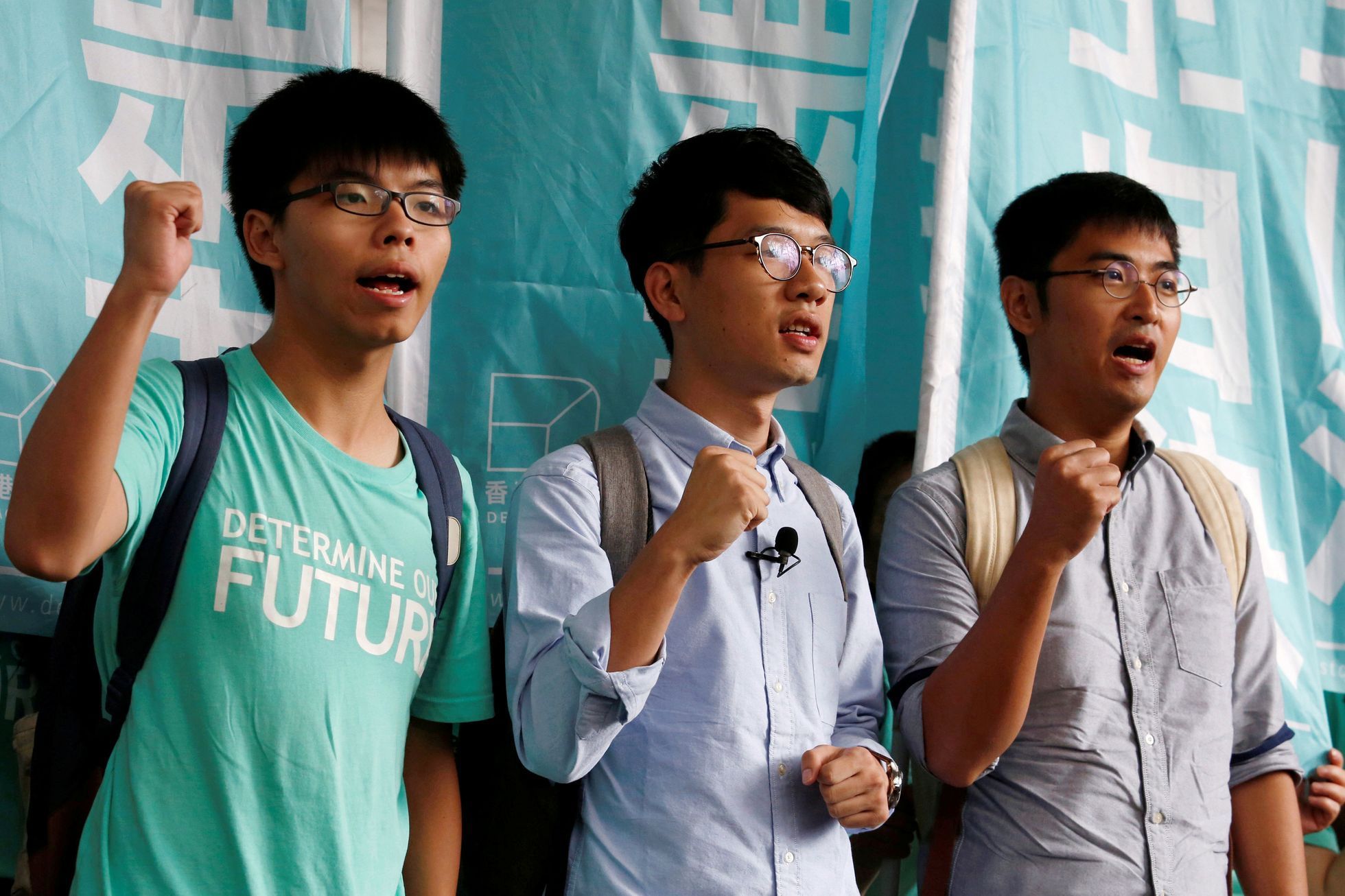 Joshua Wong, Nathan Law a Alex Chow před budovou soudu v Hongkongu