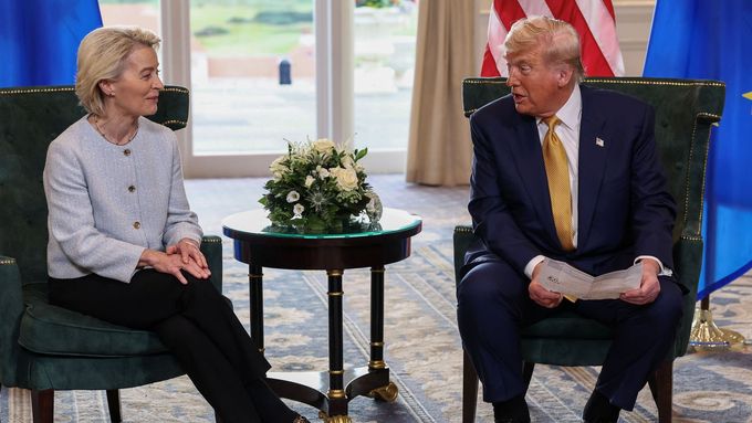 Americký prezident Donald Trump a šéfka Evropské komise Ursula von der Leyenová oznámili uzavření celní dohody 27. července ve Skotsku.