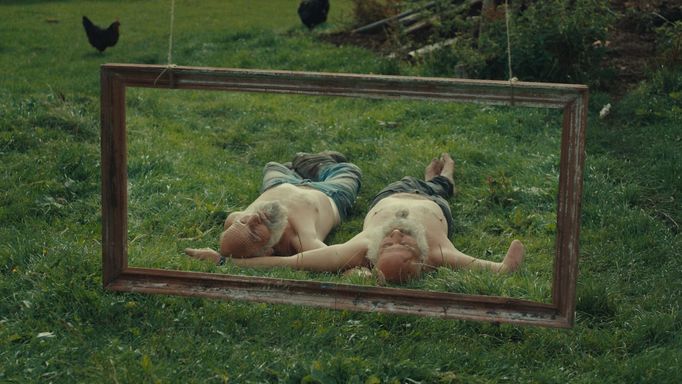 Dokumentární film Raději zešílet v divočině česká kina uvádějí od 18. září.