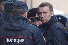 Ruský opozičník Navalnyj opustil vězení. Policie předtím prohledala pobočky jeho fondu
