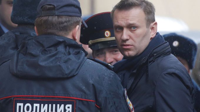 Alexej Navalnyj v obklopení policistů.